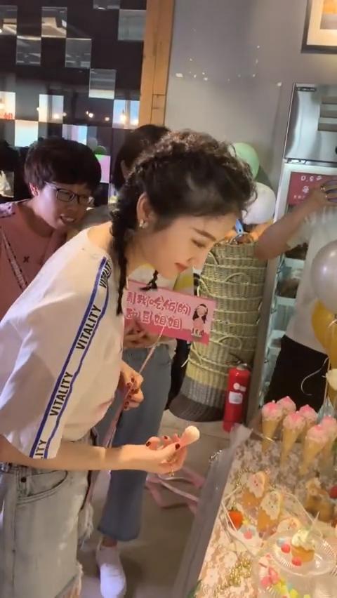 景甜三里屯抓娃娃被偶遇，网友晒无ps无滤镜照说：女明星真的美