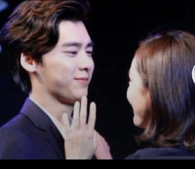 杨幂李易峰情侣装海量曝光，图三实锤，网友：卓伟又真相了