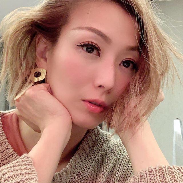 郑秀文演唱化眼泪妆晒黑白照，发文五个字满是不舍，寓意很悲凉