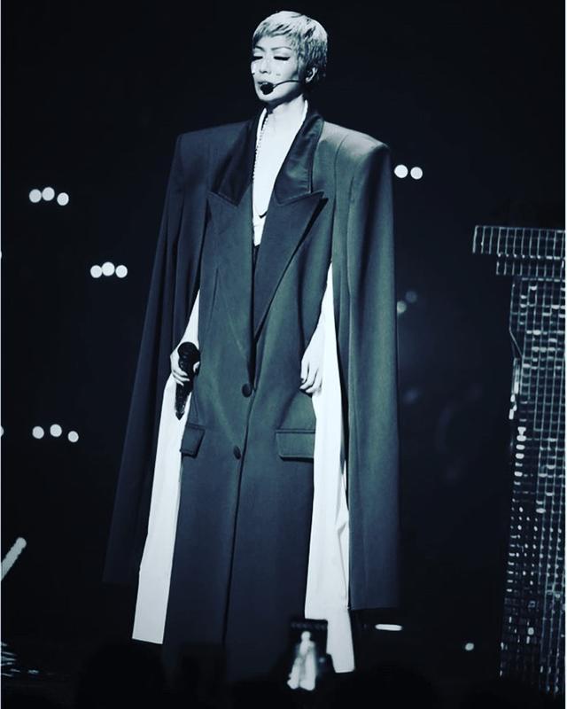 郑秀文演唱化眼泪妆晒黑白照，发文五个字满是不舍，寓意很悲凉