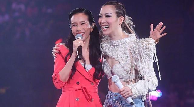 郑秀文演唱化眼泪妆晒黑白照，发文五个字满是不舍，寓意很悲凉