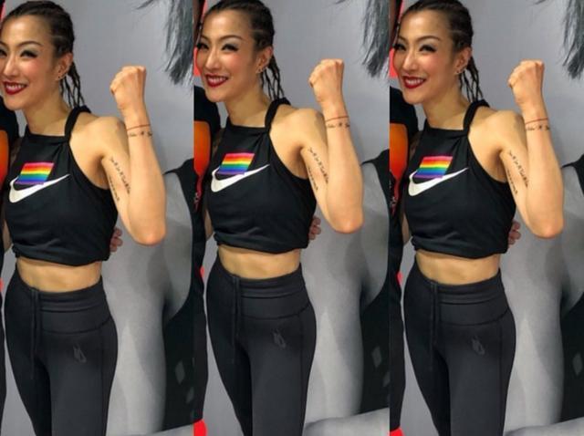 郑秀文演唱化眼泪妆晒黑白照，发文五个字满是不舍，寓意很悲凉