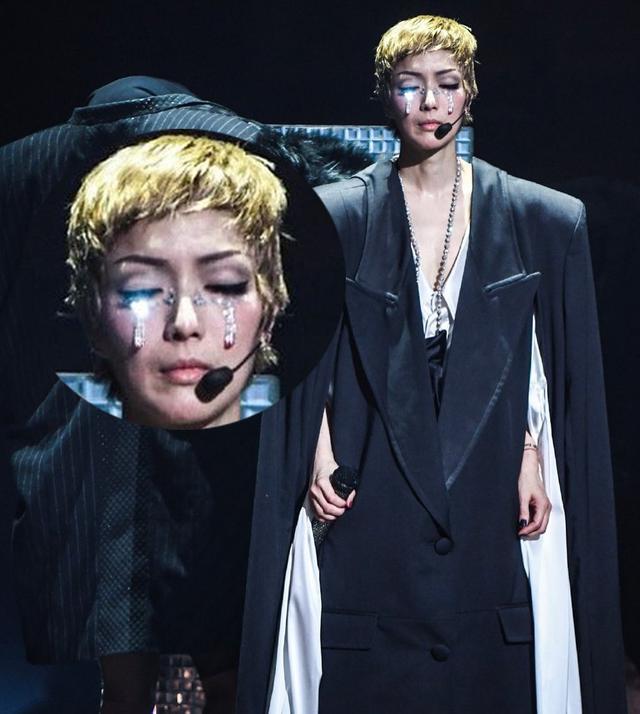 郑秀文演唱化眼泪妆晒黑白照，发文五个字满是不舍，寓意很悲凉