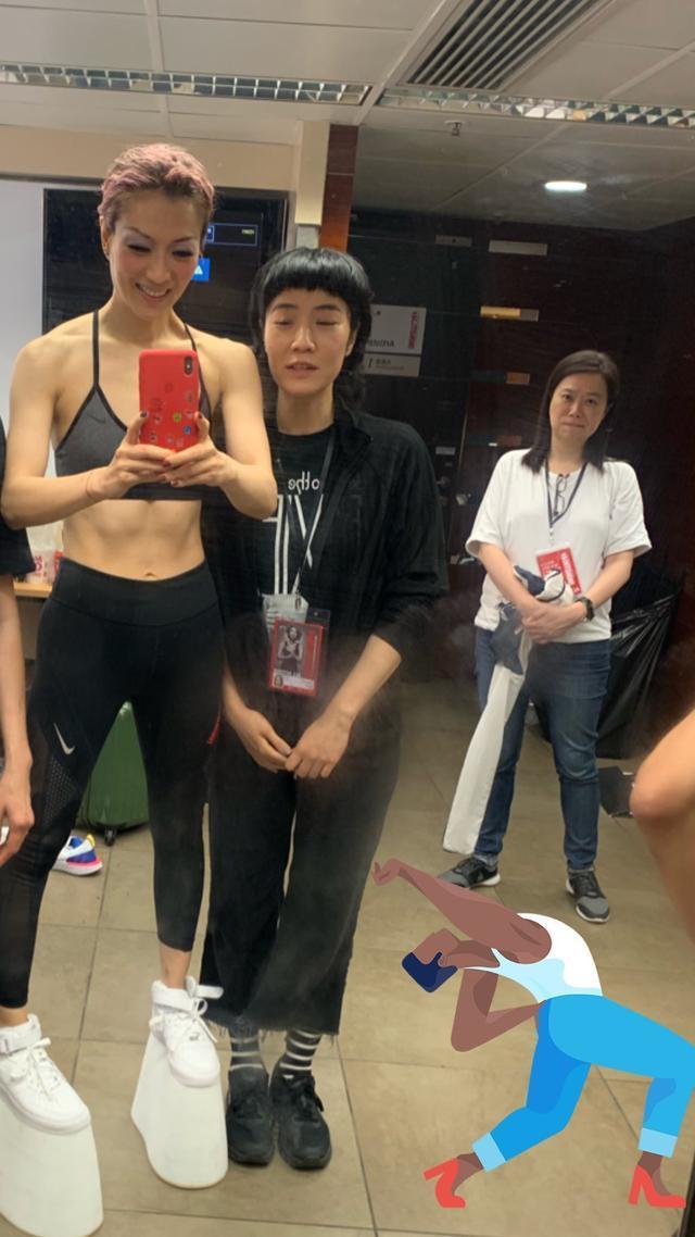 郑秀文演唱化眼泪妆晒黑白照，发文五个字满是不舍，寓意很悲凉