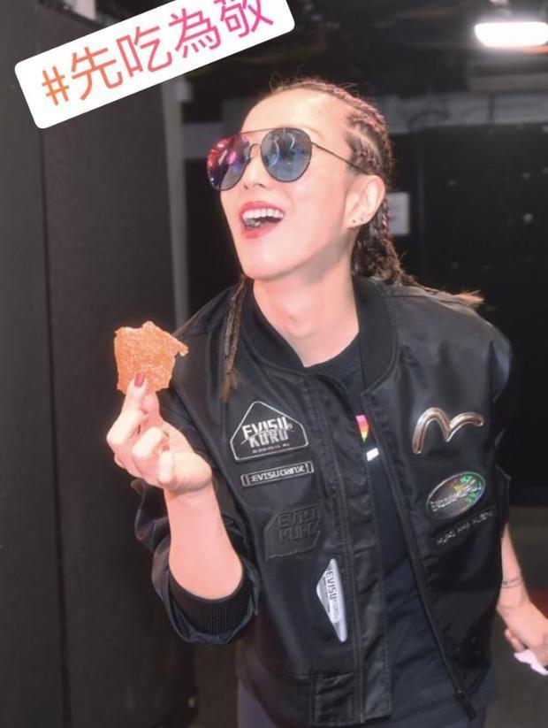 郑秀文演唱化眼泪妆晒黑白照，发文五个字满是不舍，寓意很悲凉