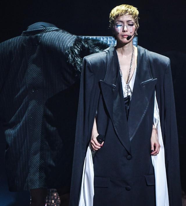 郑秀文演唱化眼泪妆晒黑白照，发文五个字满是不舍，寓意很悲凉