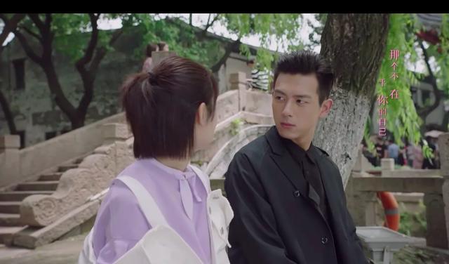 杨紫惹祸出来道歉，一句话上热搜引热议，李现很无奈