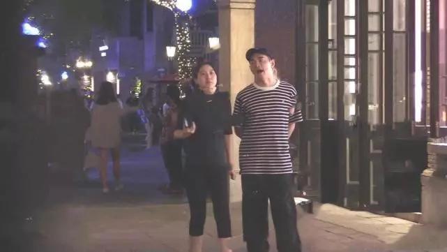 李晨妻子被曝怀三胎 夫妻二人外出共进晚餐孕照首曝光