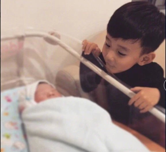 李晨妻子被曝怀三胎 夫妻二人外出共进晚餐孕照首曝光