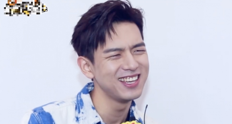 李现回应韩商言脚臭误会，指明是杨紫主导了一切，事后杨紫道歉了（2）