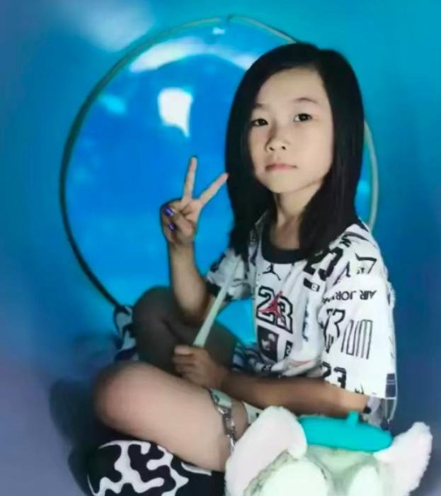 岳云鹏2个女儿正面照曝光，7岁大女儿简直和岳云鹏复制粘贴