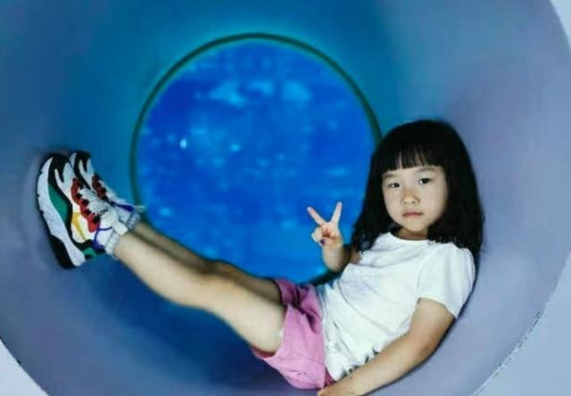 岳云鹏2个女儿正面照曝光，7岁大女儿简直和岳云鹏复制粘贴