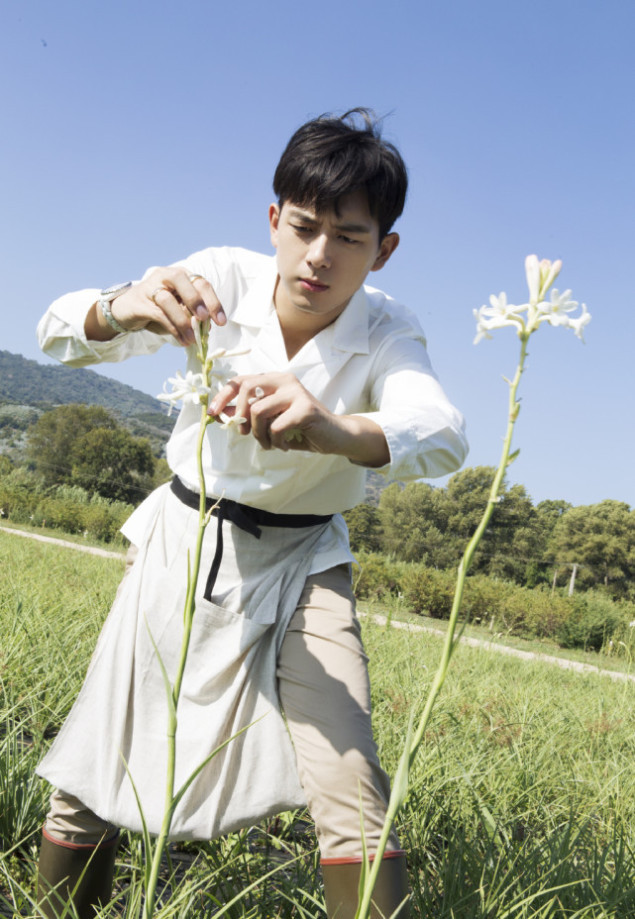 李现变白衣少年 毛衣撞上风衣 电竞型男“韩商言”帅出新高度