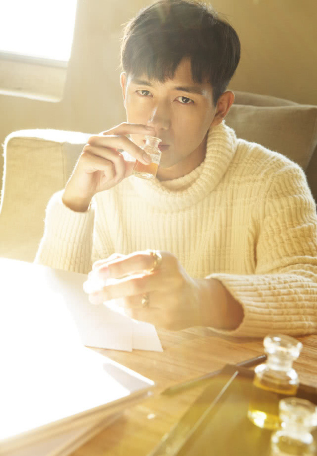 李现变白衣少年 毛衣撞上风衣 电竞型男“韩商言”帅出新高度