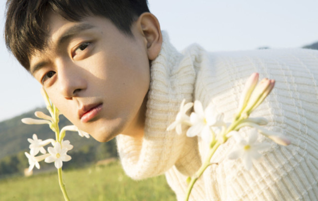 李现变白衣少年 毛衣撞上风衣 电竞型男“韩商言”帅出新高度