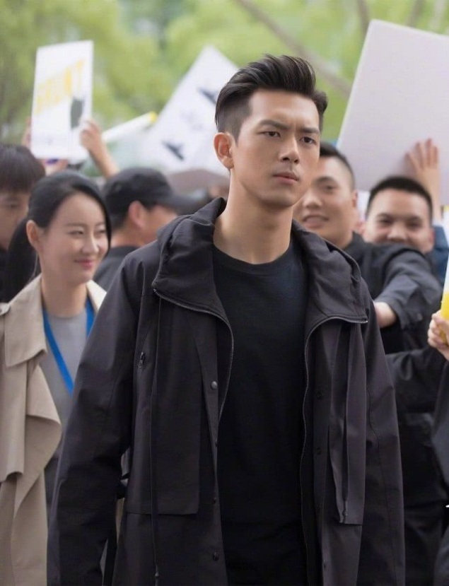 李现变白衣少年 毛衣撞上风衣 电竞型男“韩商言”帅出新高度