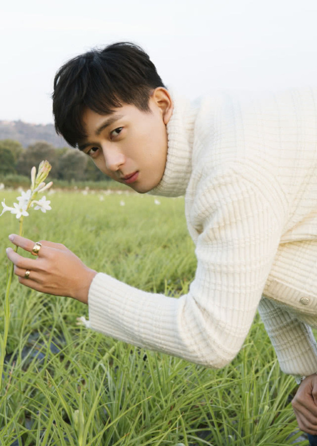 李现变白衣少年 毛衣撞上风衣 电竞型男“韩商言”帅出新高度