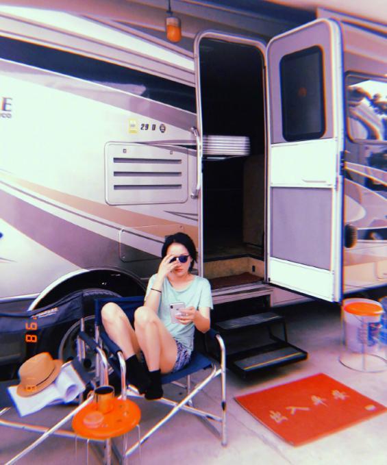 周迅晒380万豪华房车 脚垫上印了四个大字莫名搞笑