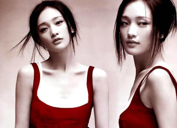 周迅晒380万豪华房车 脚垫上印了四个大字莫名搞笑