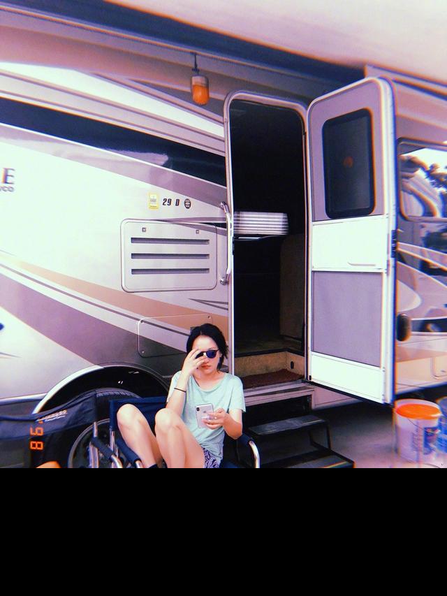 周迅晒380万豪华房车 脚垫上印了四个大字莫名搞笑