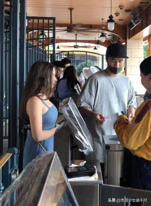 蒋劲夫女友正面照！女生肤白貌美身材姣好疑家境优渥