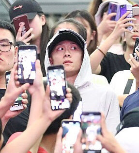 张一山被围堵表情亮了，张一山被围堵表情怎么回事？