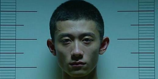 张一山现身机场遭粉丝围堵怼脸拍照，露出一副生无可恋的表情