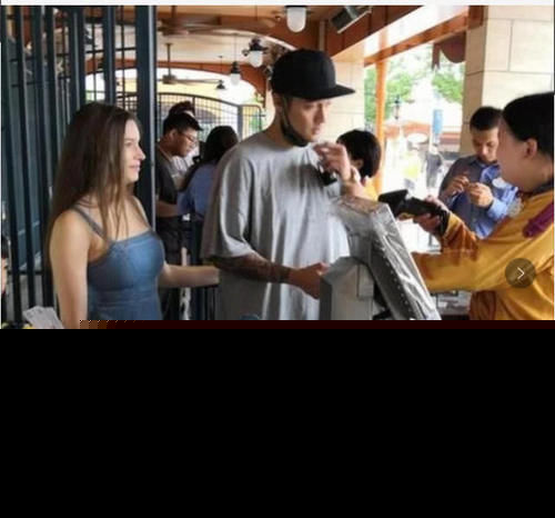 蒋劲夫新恋情曝光女友是谁？ 金发碧眼外国女友 两人同游迪士尼