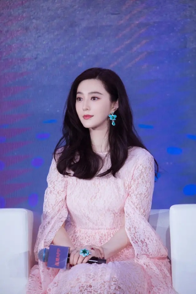 范冰冰这是怎么了？发型选错妆容也出问题，未修图脸胖一圈认不出