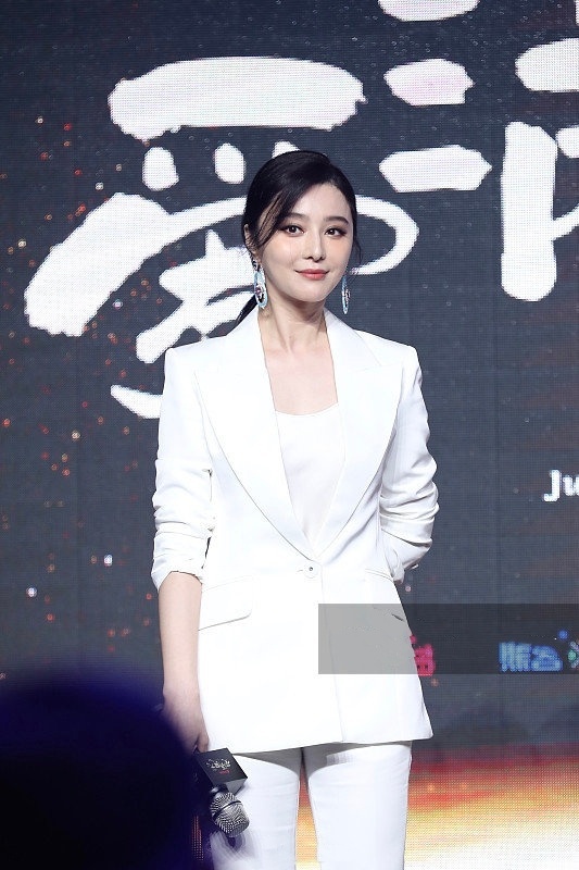 范冰冰这是怎么了？发型选错妆容也出问题，未修图脸胖一圈认不出