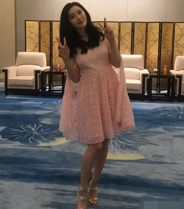 范冰冰这是怎么了？发型选错妆容也出问题，未修图脸胖一圈认不出