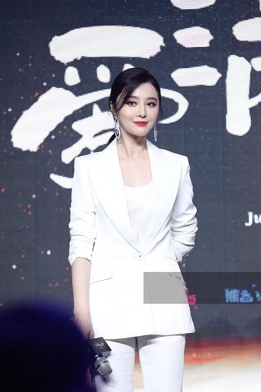 范冰冰这是怎么了？发型选错妆容也出问题，未修图脸胖一圈认不出