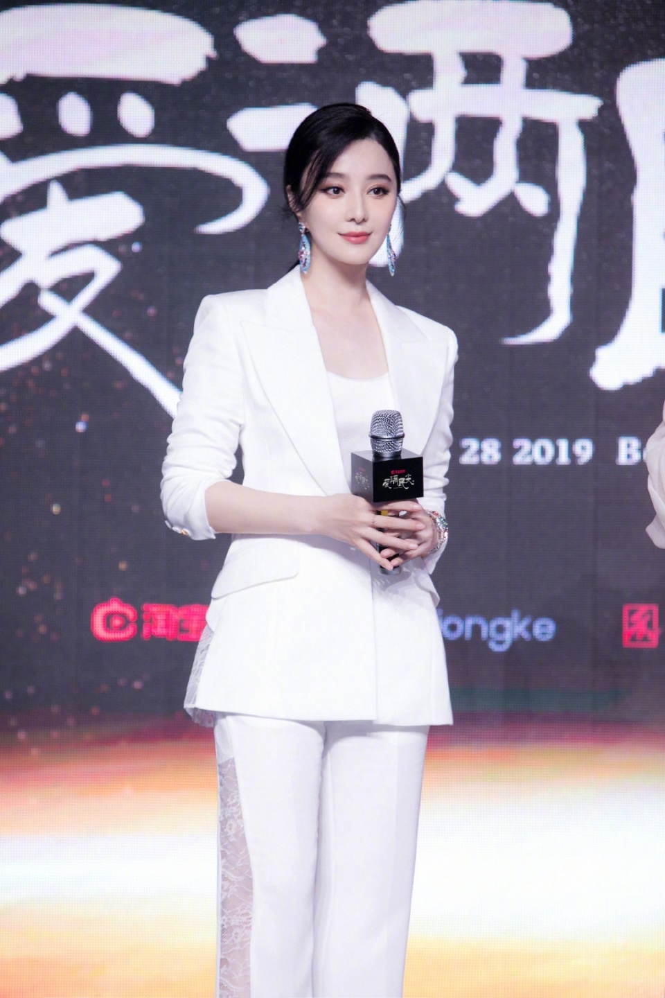 范冰冰这是怎么了？发型选错妆容也出问题，未修图脸胖一圈认不出