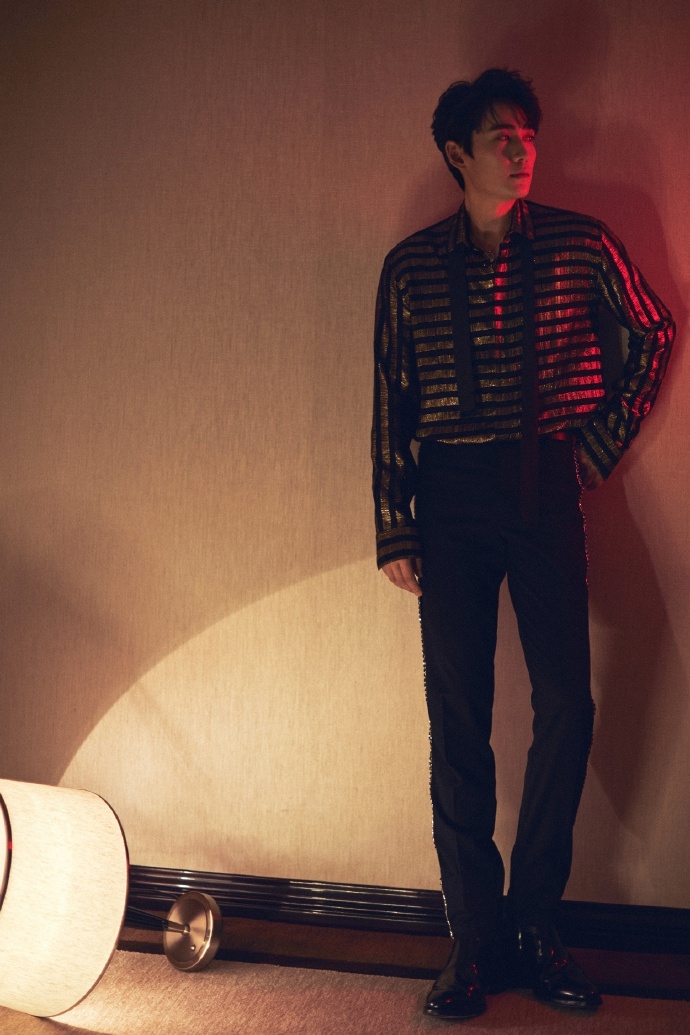 两大顶流蔡徐坤朱一龙亮相同一晚会 谁的造型赢了？（2）