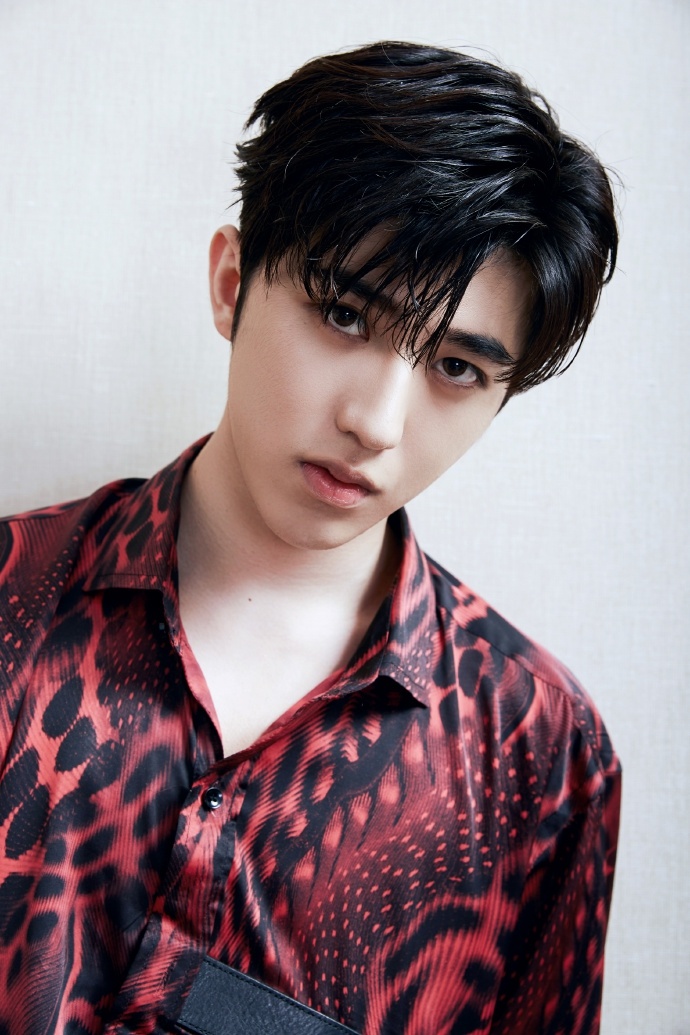 两大顶流蔡徐坤朱一龙亮相同一晚会 谁的造型赢了？