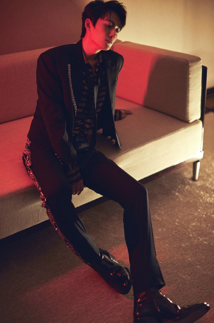 两大顶流蔡徐坤朱一龙亮相同一晚会 谁的造型赢了？（2）