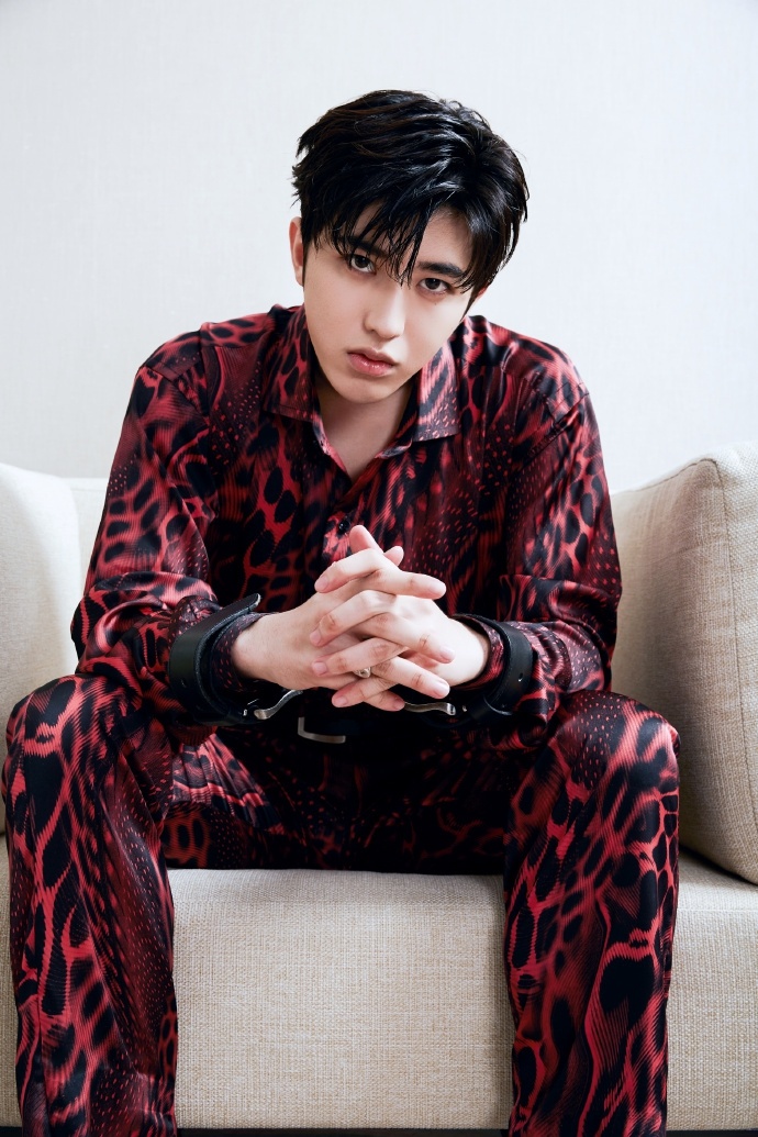 两大顶流蔡徐坤朱一龙亮相同一晚会 谁的造型赢了？