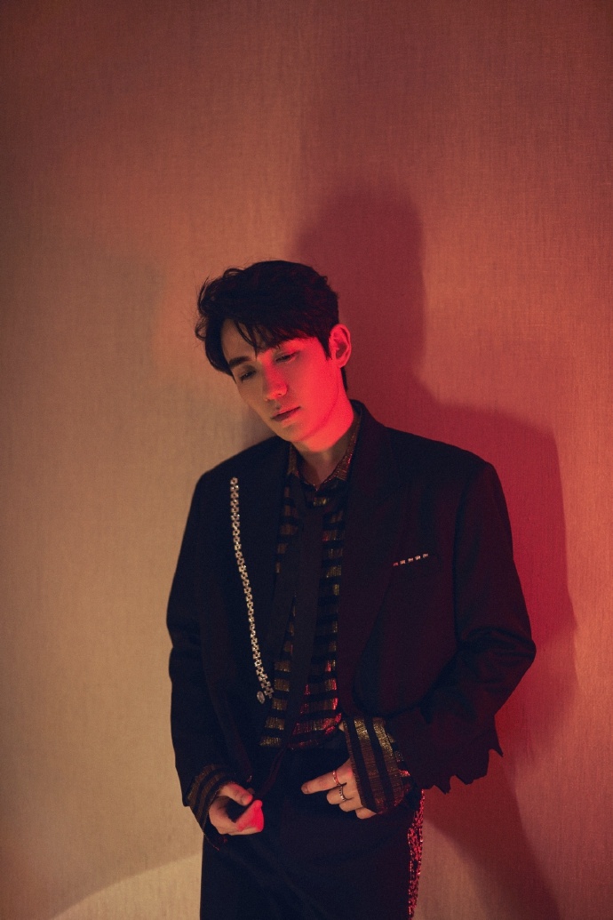 两大顶流蔡徐坤朱一龙亮相同一晚会 谁的造型赢了？（2）