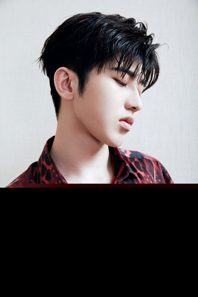 两大顶流蔡徐坤朱一龙亮相同一晚会 谁的造型赢了？