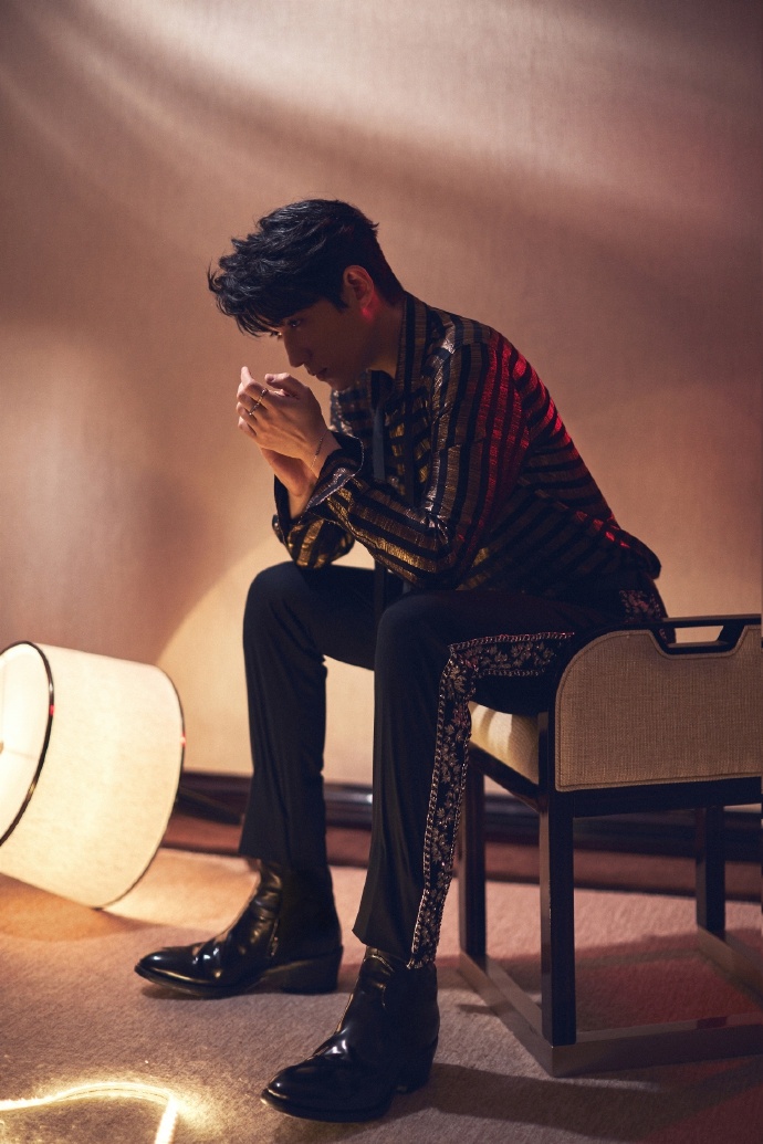 两大顶流蔡徐坤朱一龙亮相同一晚会 谁的造型赢了？