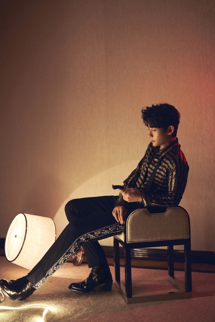 两大顶流蔡徐坤朱一龙亮相同一晚会 谁的造型赢了？（2）