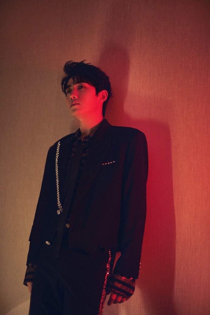 两大顶流蔡徐坤朱一龙亮相同一晚会 谁的造型赢了？（2）