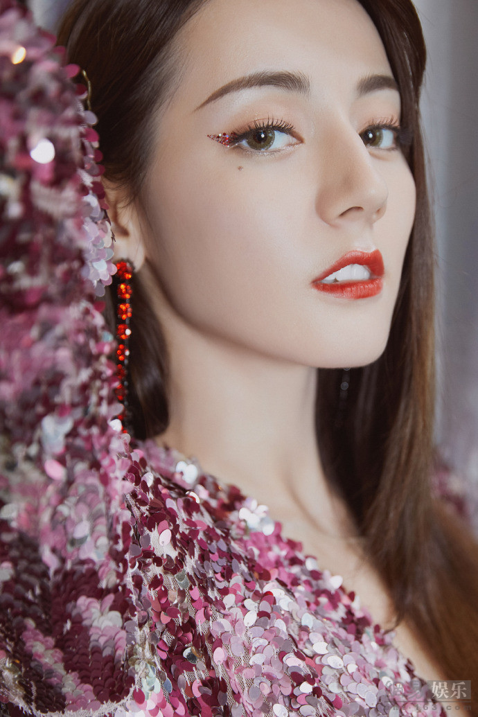 迪丽热巴穿露背亮片裙又美又撩，迪丽热巴性感私照魅力值爆表