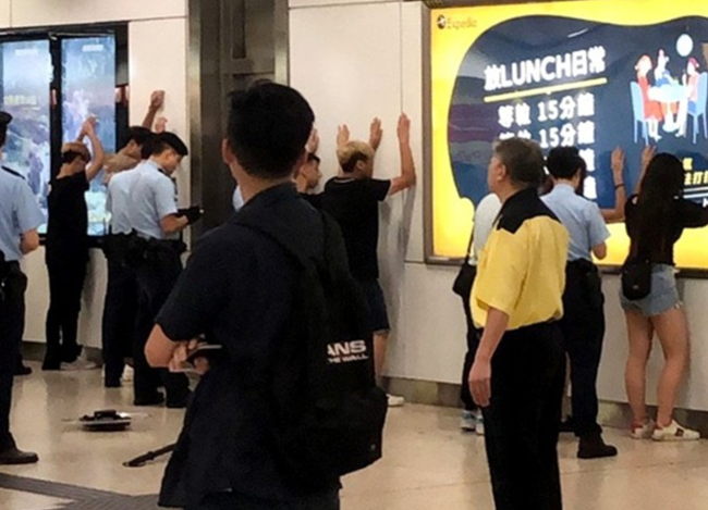 在港铁内持伸缩棍被拘事件始末 6男2女在港铁内持伸缩棍最新消息