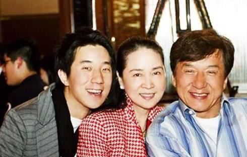 成龙妻子林凤娇短裙现身 66岁身材如少女长白美腿十分吸睛