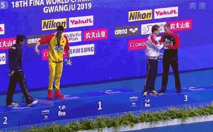 孙杨被拒绝握手领奖台事件回顾 国际泳联：运动员冒犯对手或观众可剥夺奖牌（2）