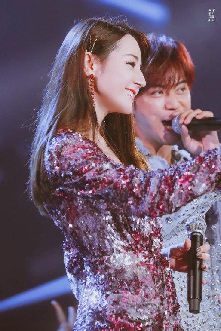 迪丽热巴露背亮片裙造型曝光太好看了！迪丽热巴露背亮片裙组图