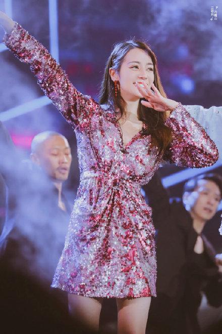 迪丽热巴露背亮片裙造型曝光太好看了！迪丽热巴露背亮片裙组图