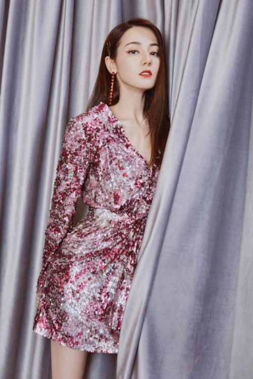 迪丽热巴露背亮片裙造型曝光太好看了！迪丽热巴露背亮片裙组图