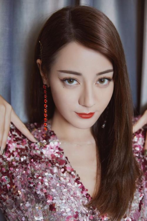 迪丽热巴露背亮片裙造型曝光太好看了！迪丽热巴露背亮片裙组图